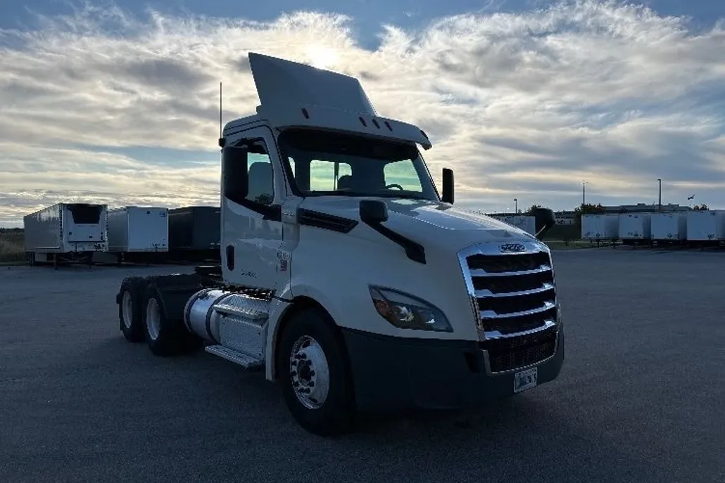 2018 Freightliner Cascadia 126" Day cab photo 1