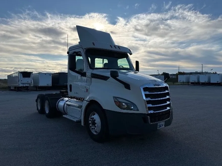 2018 Freightliner Cascadia 126" Day cab photo 1