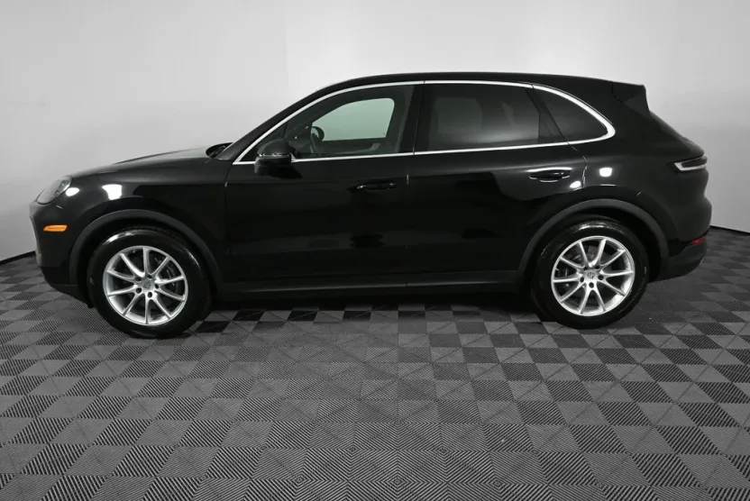 2024 Porsche Cayenne Base photo 1