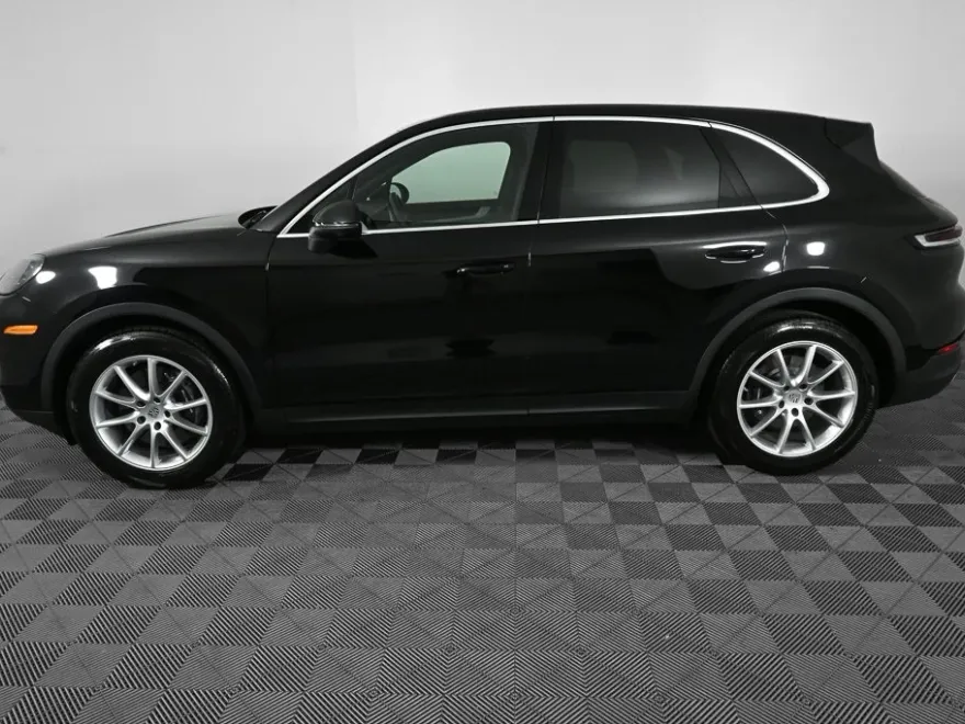 2024 Porsche Cayenne Base photo 1