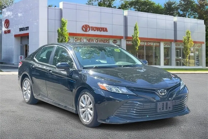 2020 Toyota Camry LE photo 1