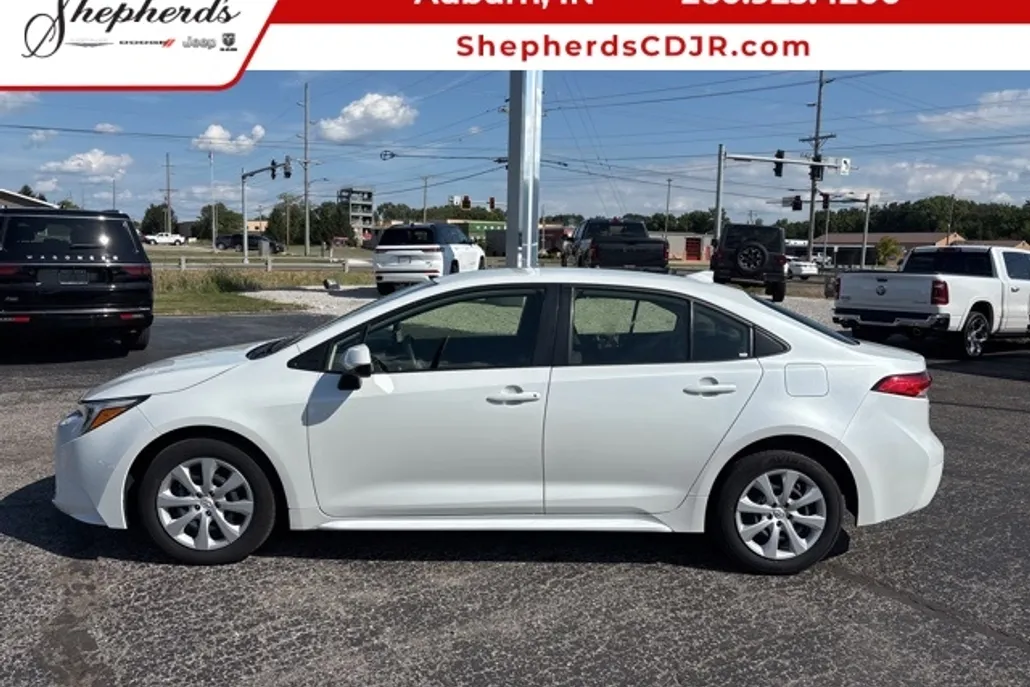 2024 Toyota Corolla LE photo 1