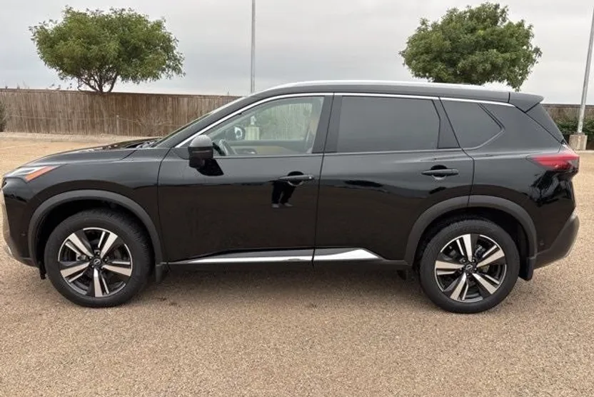 2023 Nissan Rogue Platinum photo 1