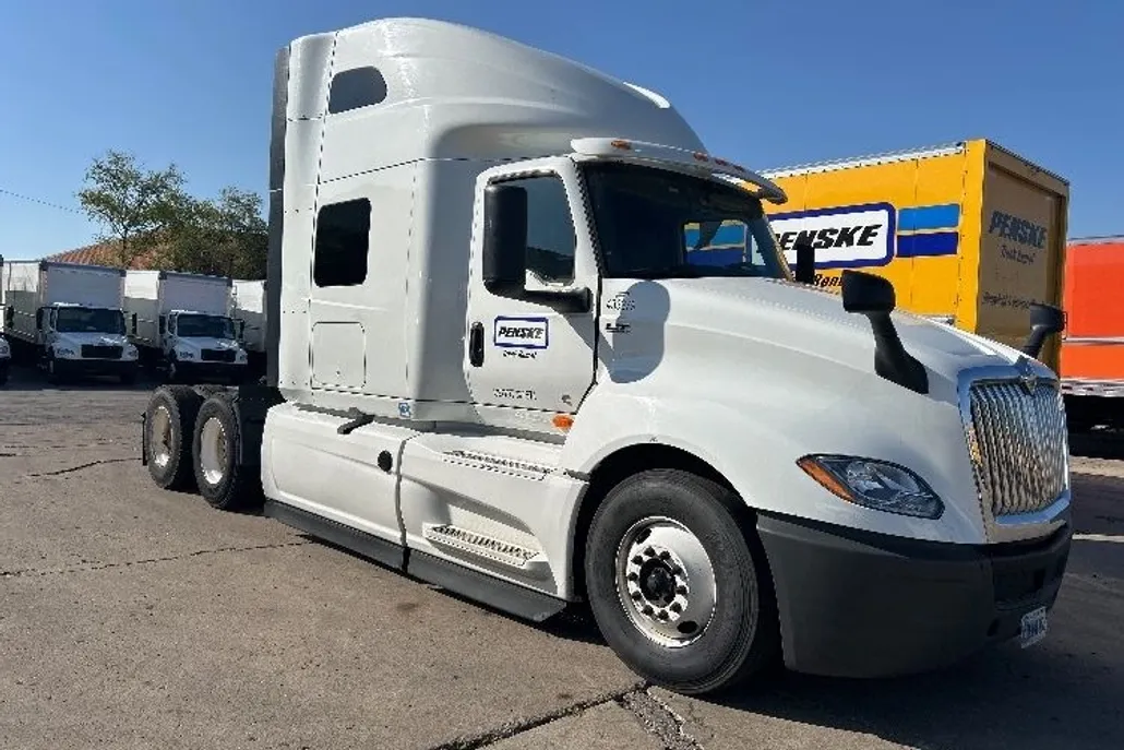 2022 International LT625 LT photo 1