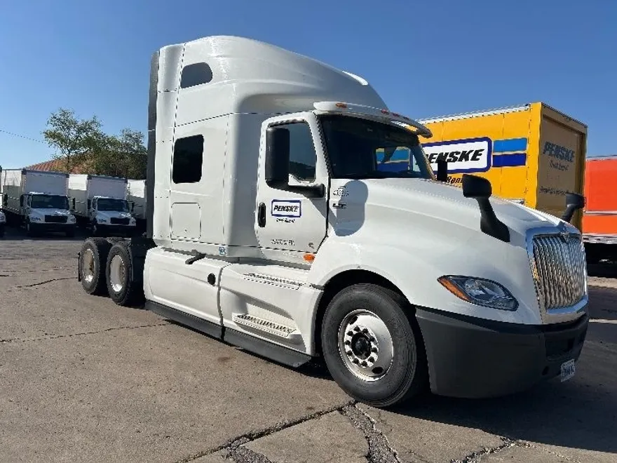 2022 International LT625 LT photo 1