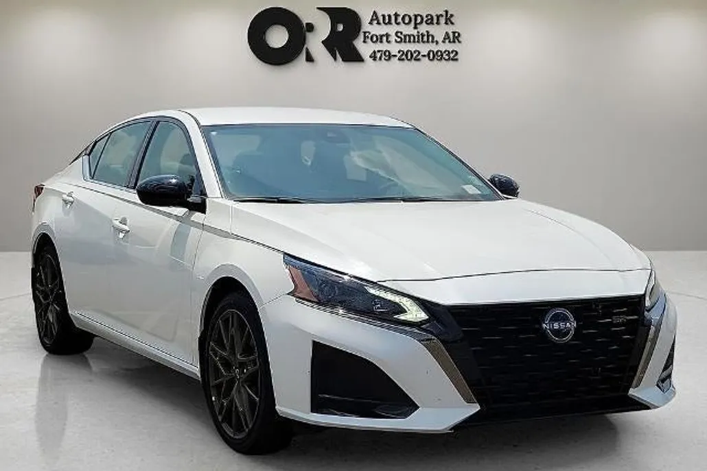 2025 Nissan Altima SR photo 1