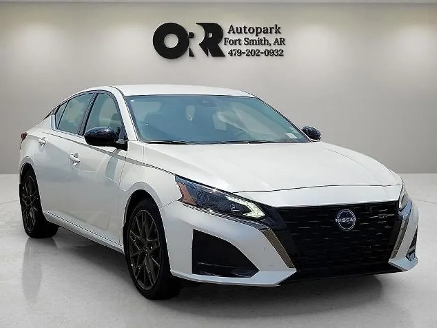 2025 Nissan Altima SR photo 1