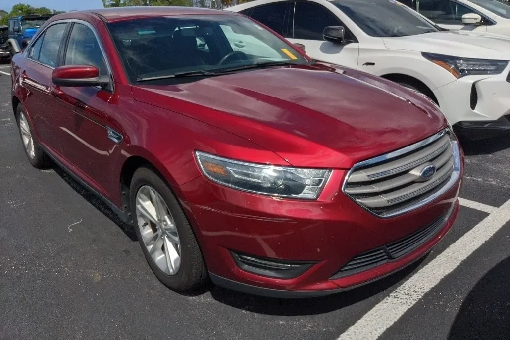 2015 Ford Taurus SEL photo 1