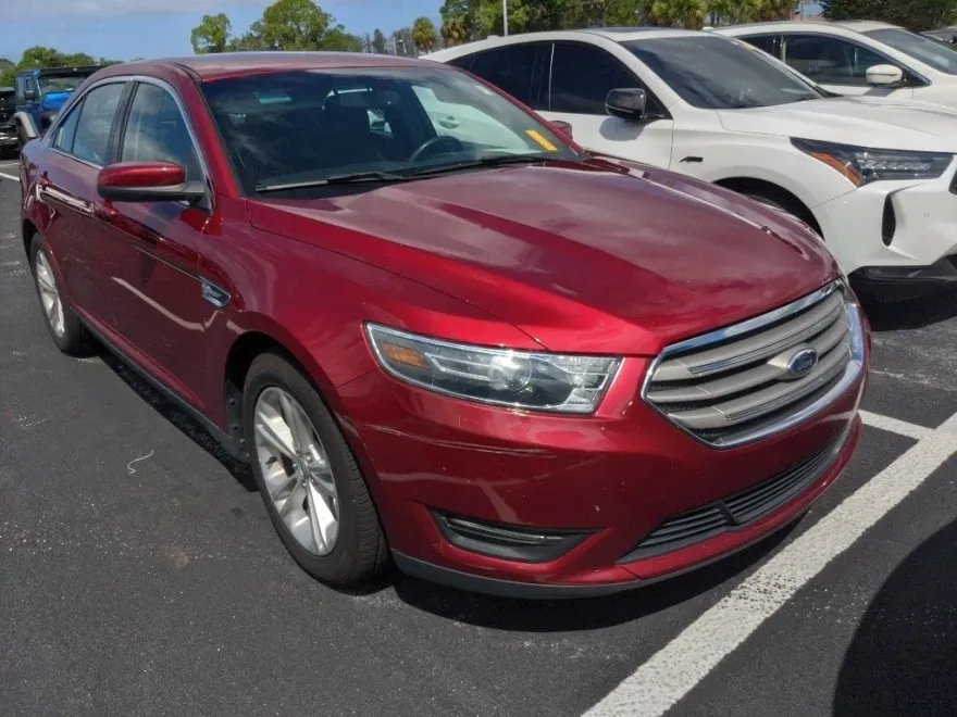 2015 Ford Taurus SEL photo 1