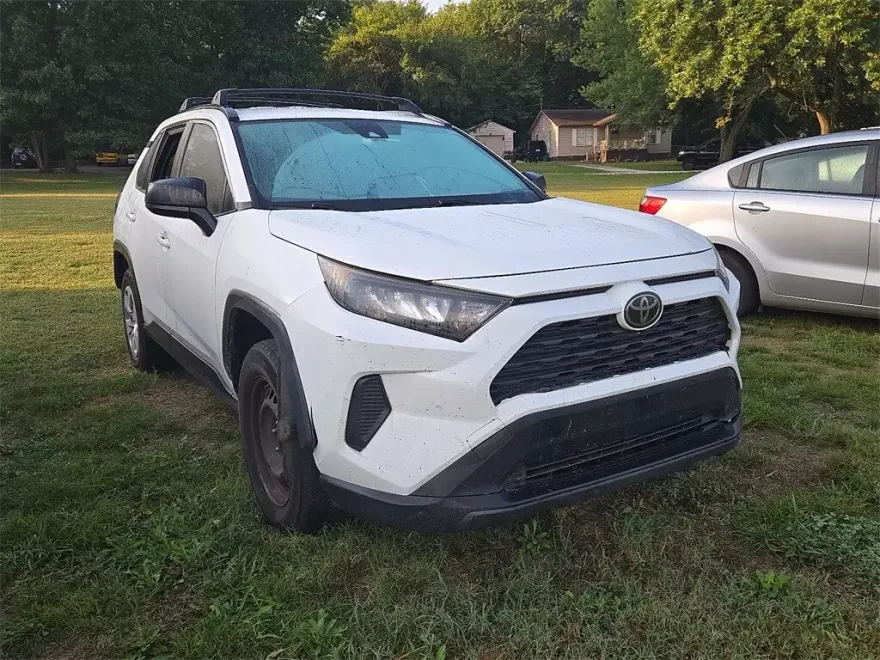 2019 Toyota RAV4 LE photo 1