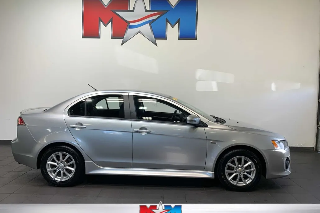 2016 Mitsubishi Lancer ES photo 1