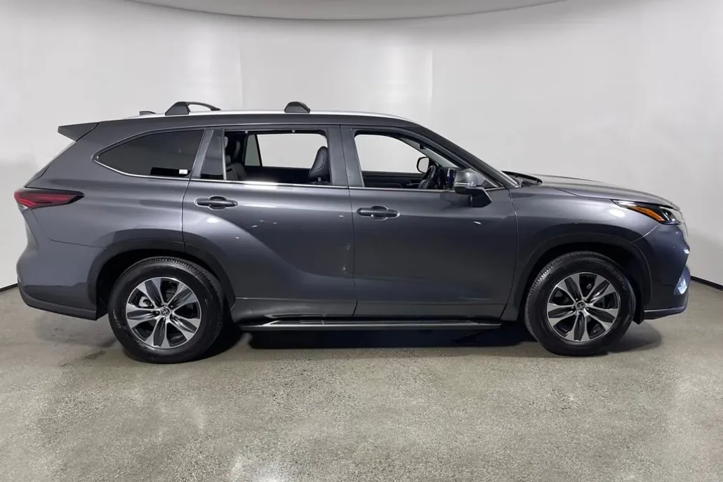 2024 Toyota Highlander photo 1