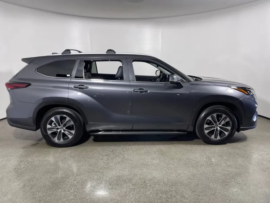 2024 Toyota Highlander photo 1