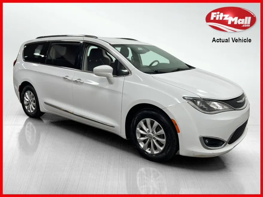 2018 Chrysler Pacifica Touring L photo 1