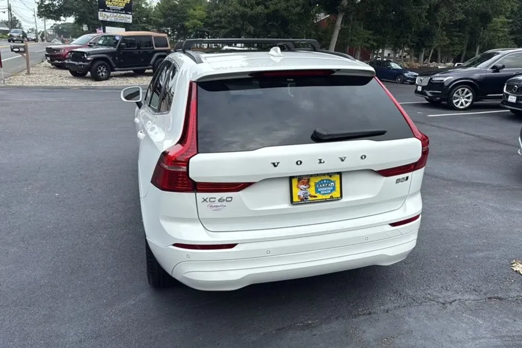 2022 Volvo XC60 B5 Momentum photo 1
