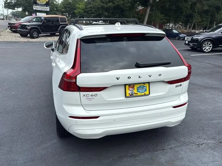 2022 Volvo XC60 B5 Momentum photo 1