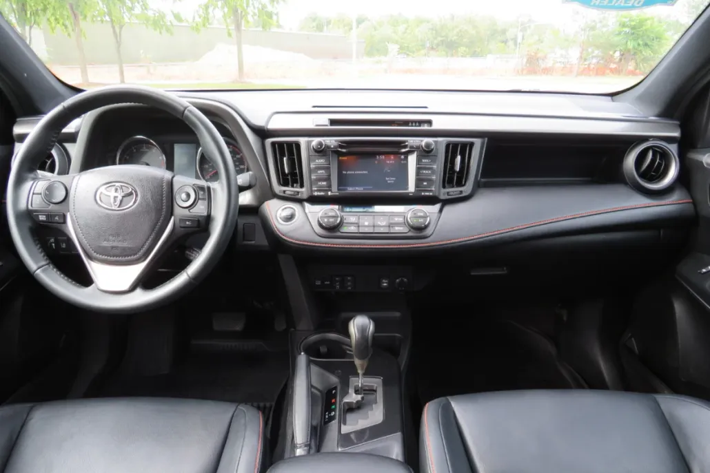 2017 Toyota RAV4 SE photo 1