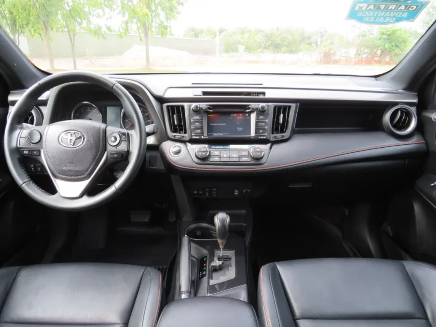 2017 Toyota RAV4 SE photo 1