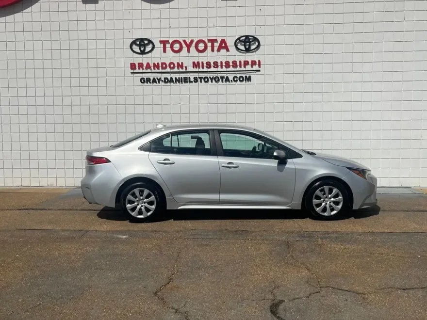 2023 Toyota Corolla LE photo 1