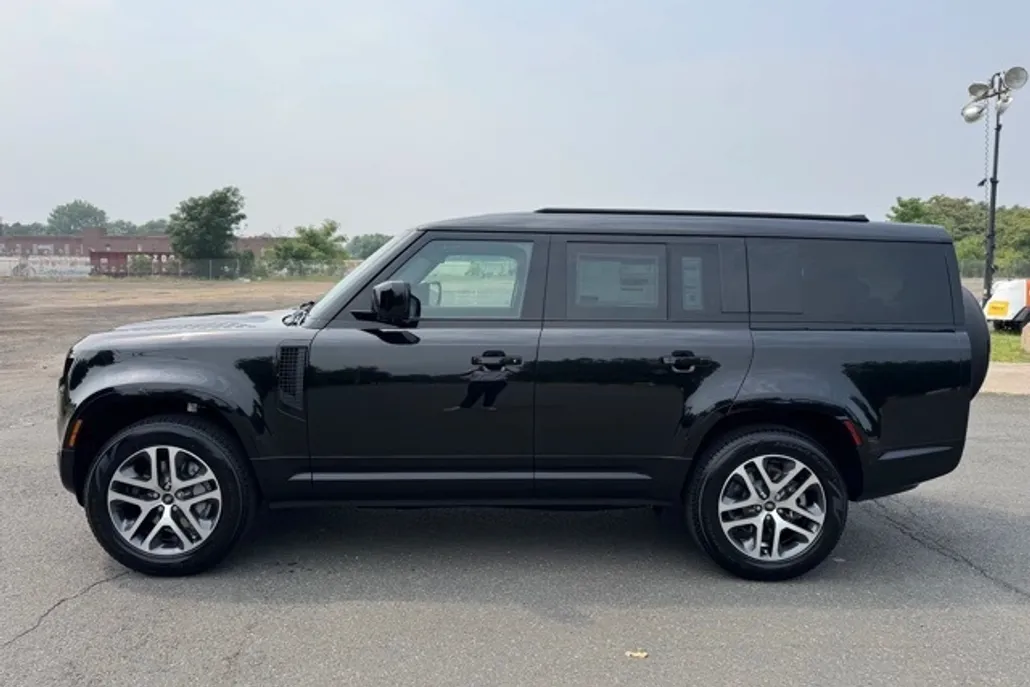 2025 Land Rover Defender 130 X-Dynamic SE photo 1