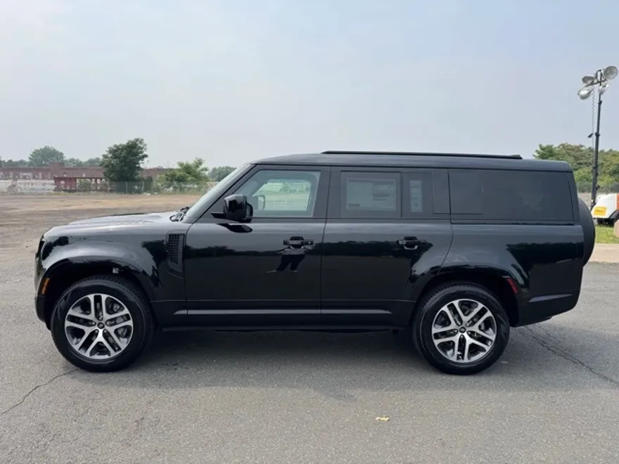 2025 Land Rover Defender 130 X-Dynamic SE photo 1