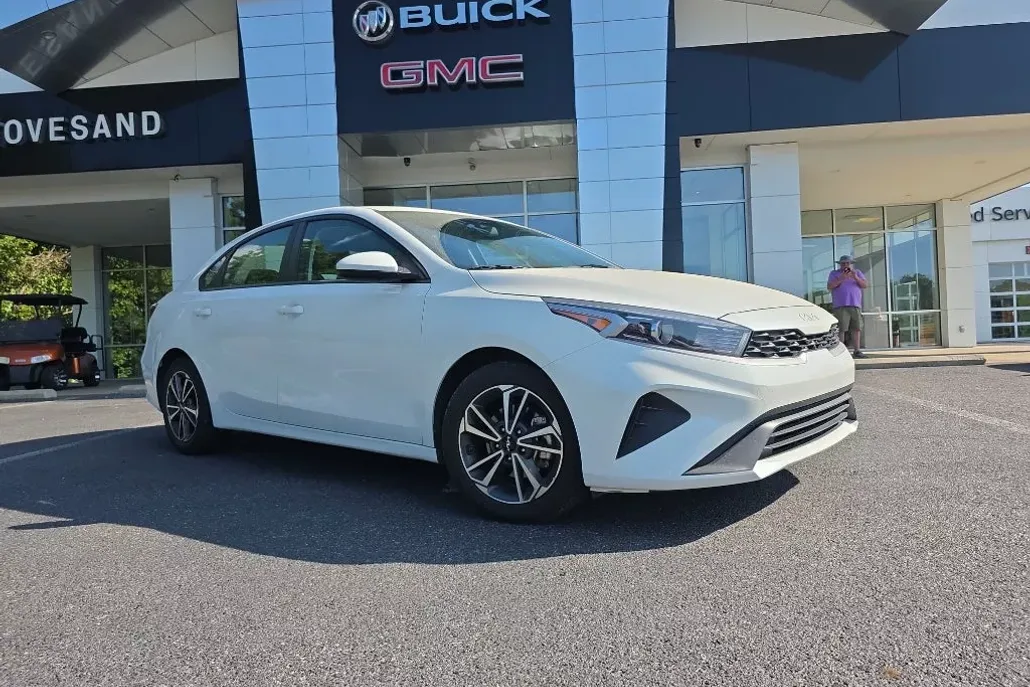 2023 Kia Forte LXS photo 1