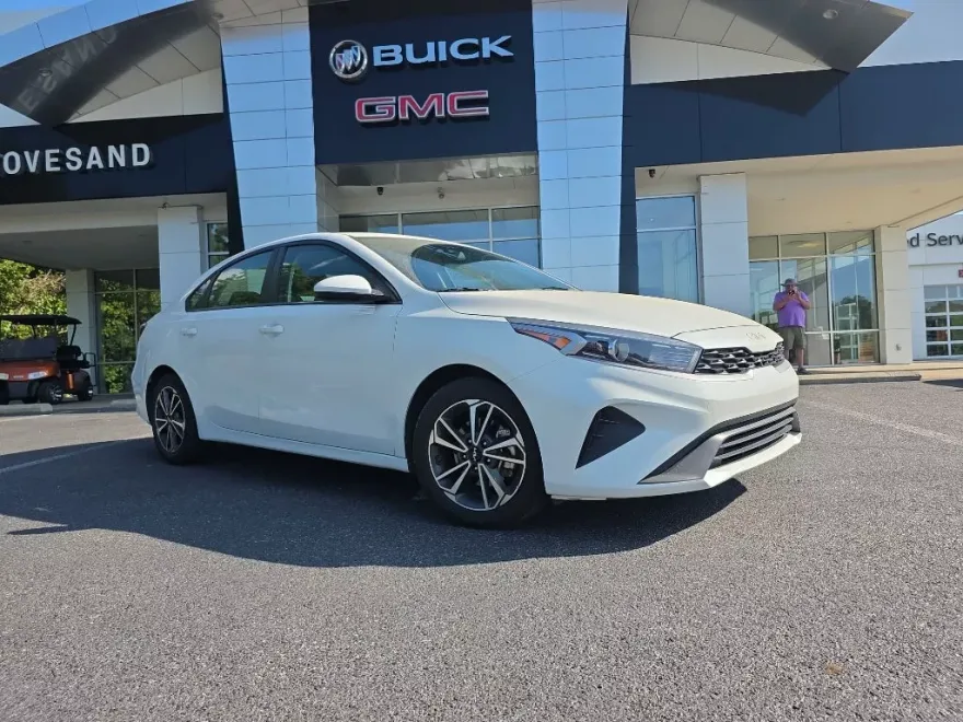 2023 Kia Forte LXS photo 1