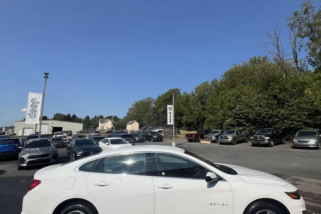 2024 Chevrolet Malibu 1LT photo 1