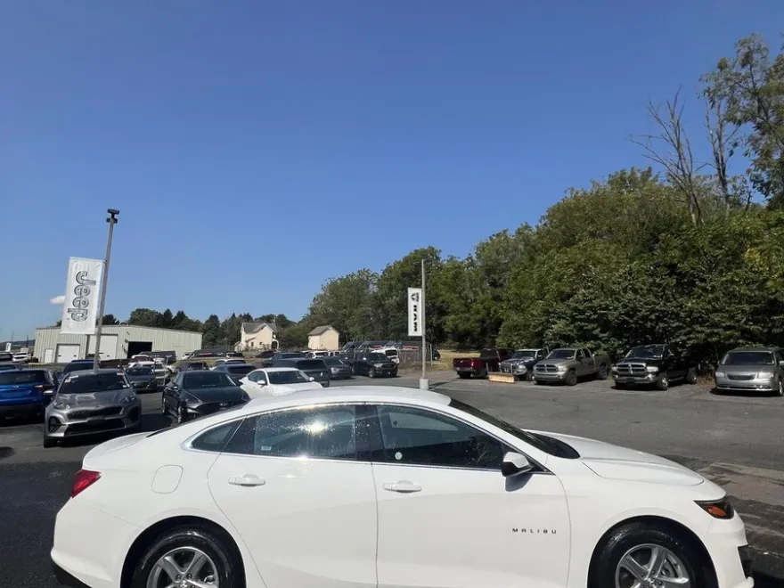 2024 Chevrolet Malibu 1LT photo 1