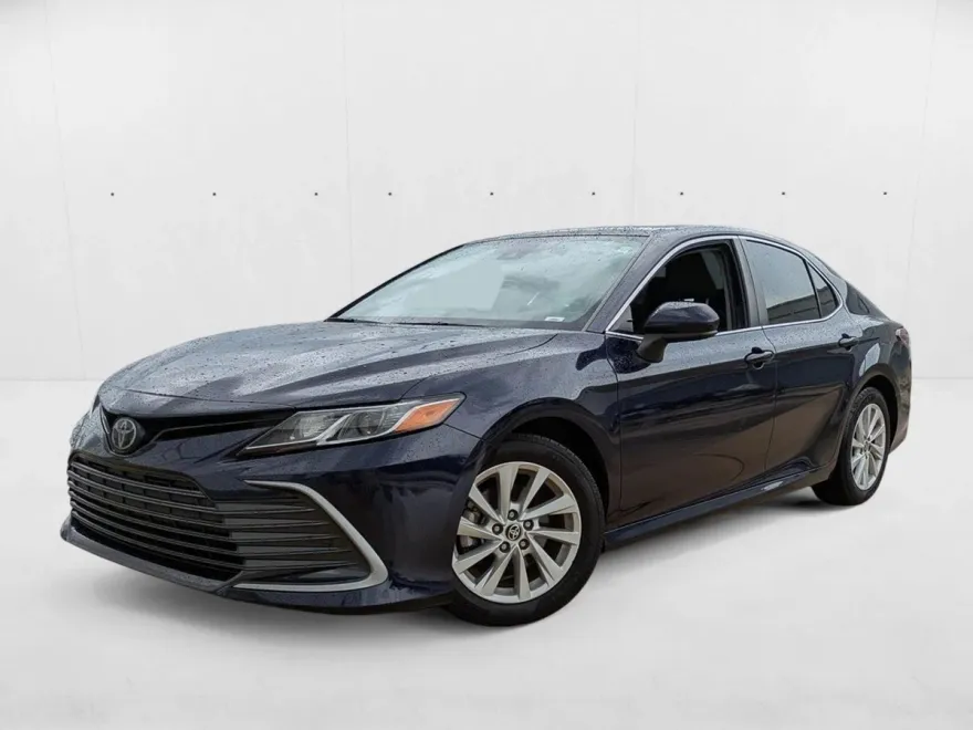 2022 Toyota Camry LE photo 1