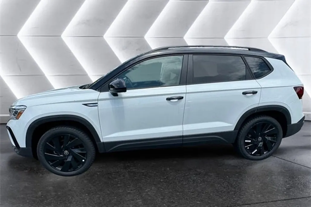 2024 Volkswagen Taos SE photo 1
