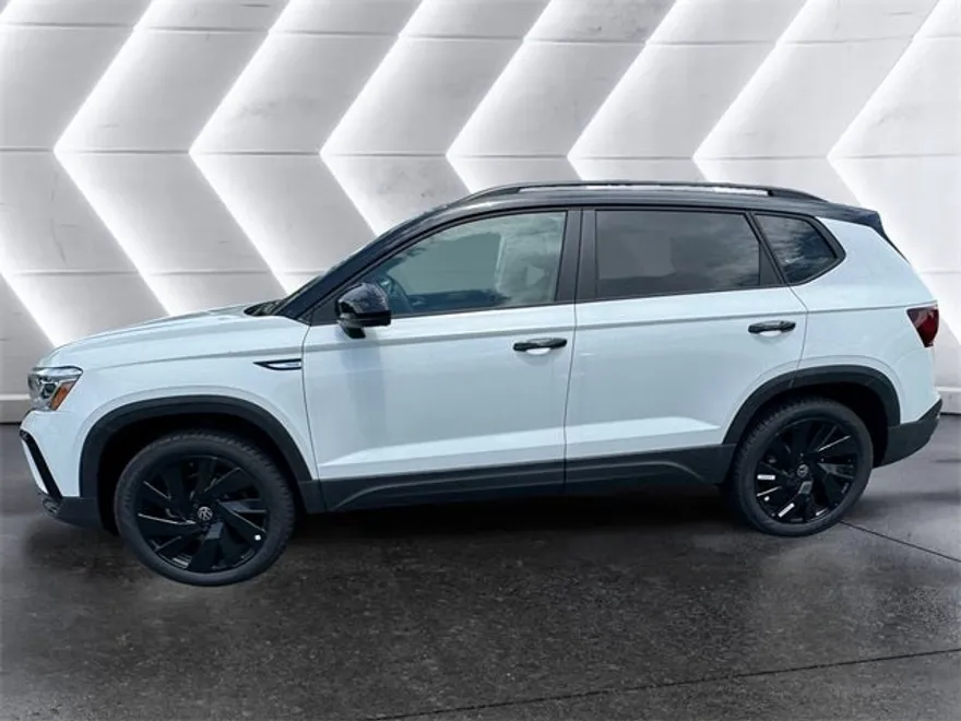 2024 Volkswagen Taos SE photo 1