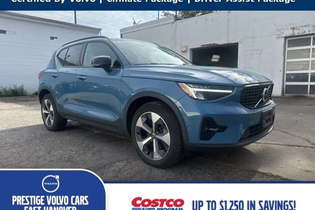 2023 Volvo XC40 AWD Plus photo 1