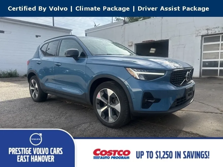 2023 Volvo XC40 AWD Plus photo 1
