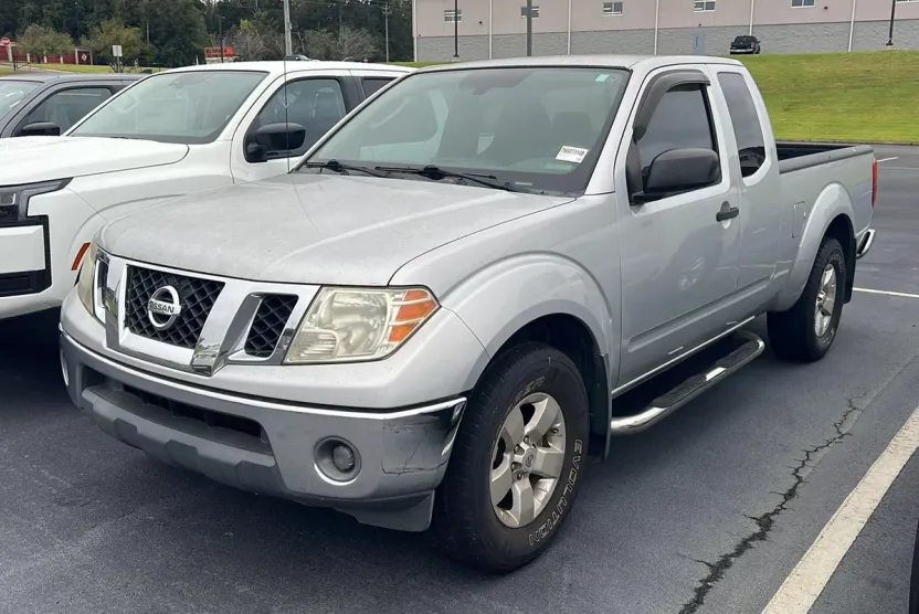 2011 Nissan Frontier SV photo 1