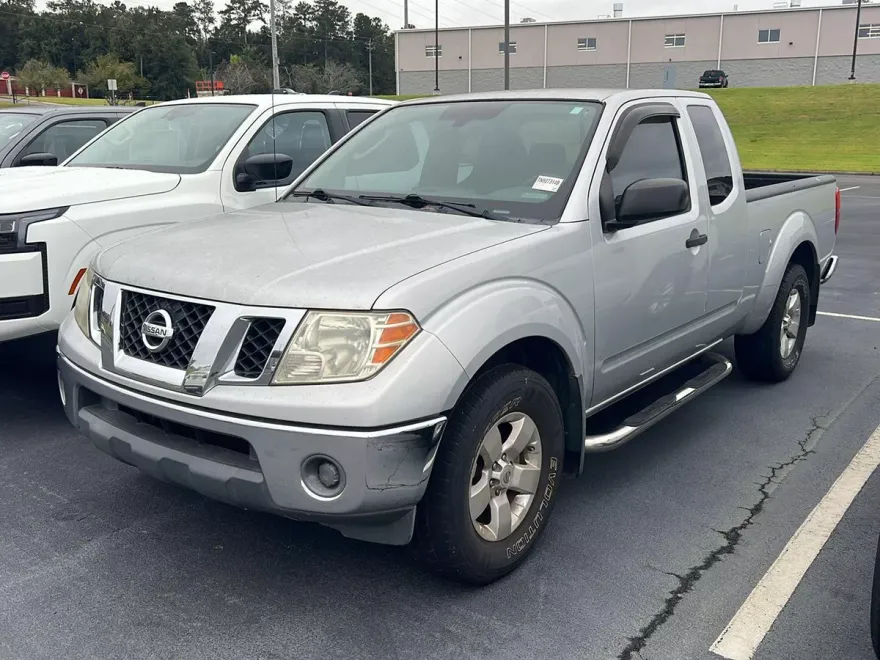 2011 Nissan Frontier SV photo 1