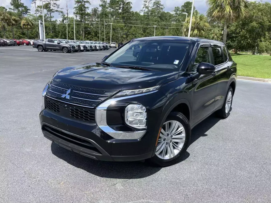 2024 Mitsubishi Outlander ES photo 1