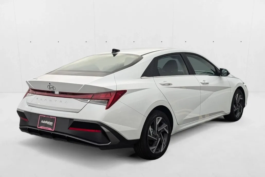 2024 Hyundai Elantra SEL photo 1
