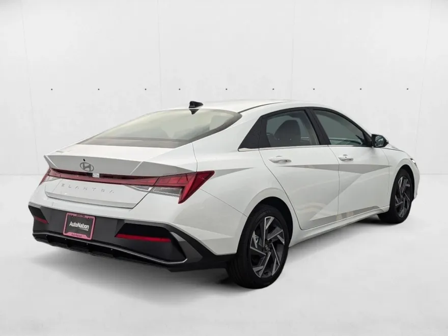 2024 Hyundai Elantra SEL photo 1