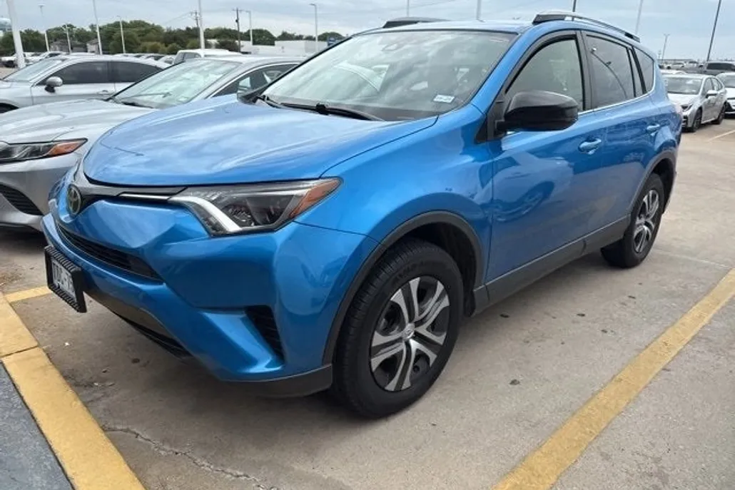 2017 Toyota RAV4 LE photo 1