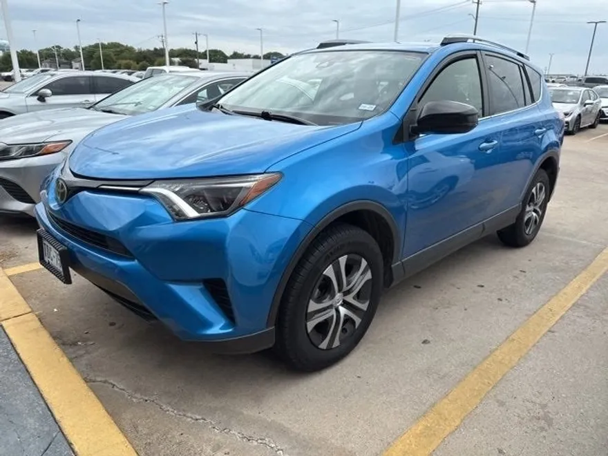 2017 Toyota RAV4 LE photo 1