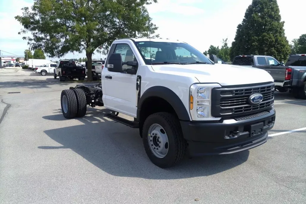 2025 Ford F-600 photo 1