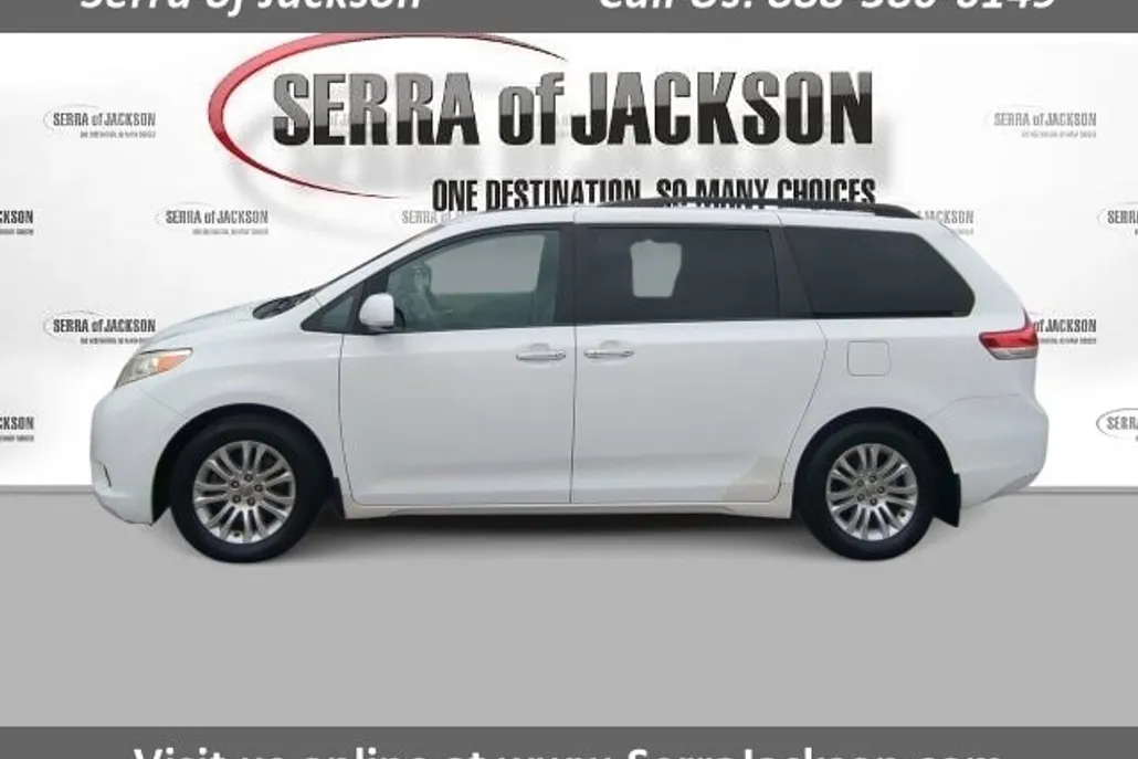 2013 Toyota Sienna XLE photo 1