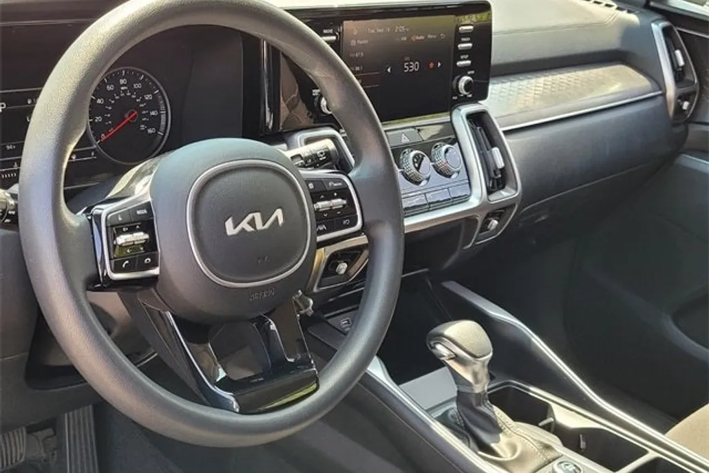 2023 Kia Sorento LX photo 1