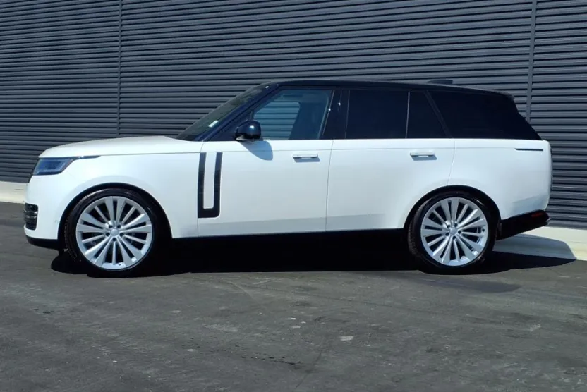 2024 Land Rover Range Rover SE photo 1