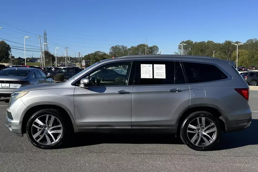 2017 Honda Pilot Touring photo 1