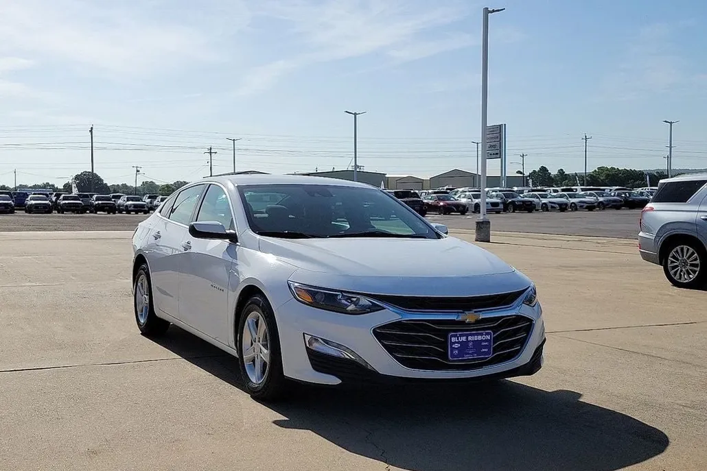 2024 Chevrolet Malibu 1LT photo 1