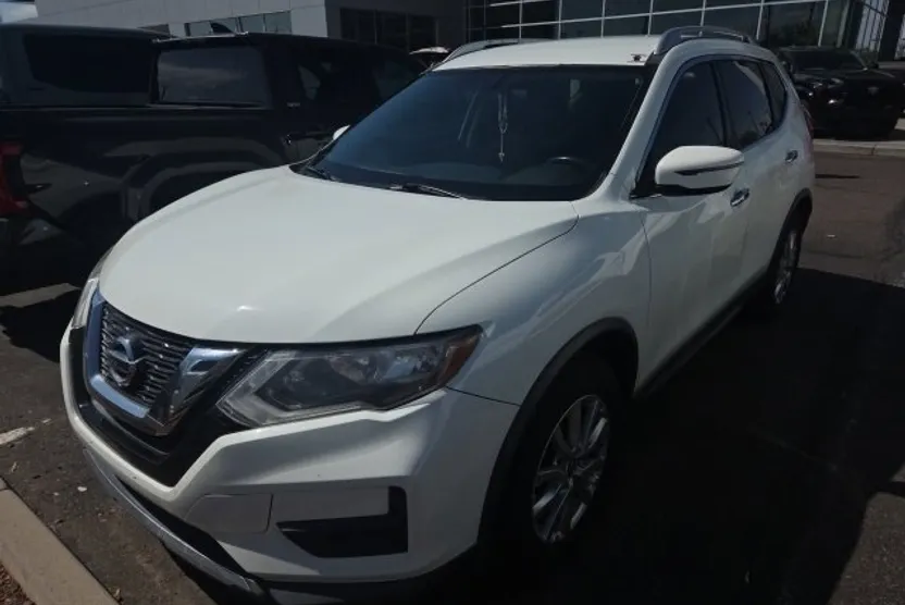 2017 Nissan Rogue SV photo 1