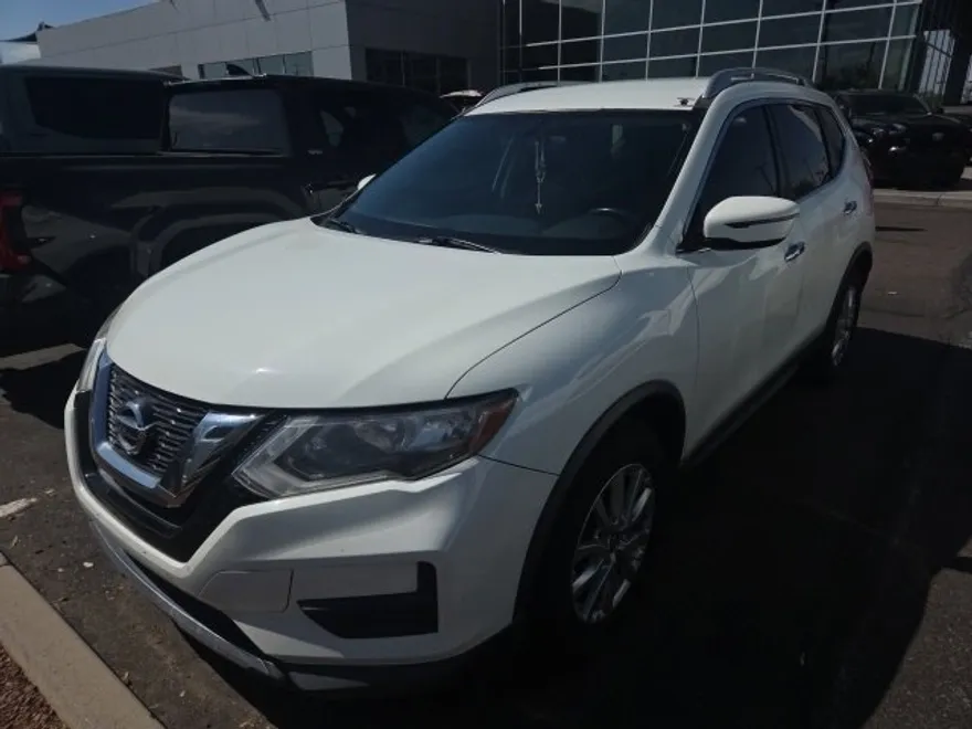 2017 Nissan Rogue SV photo 1