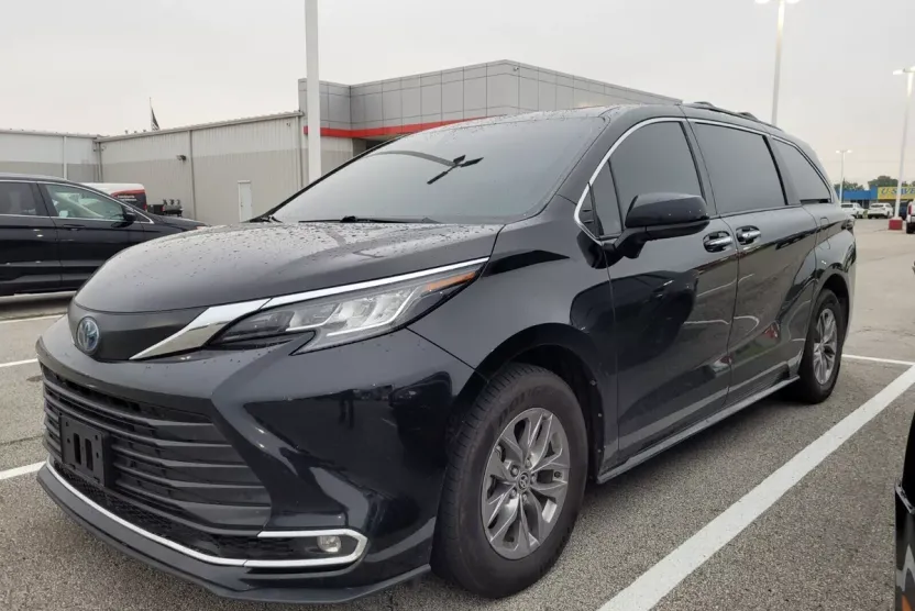2023 Toyota Sienna XLE photo 1